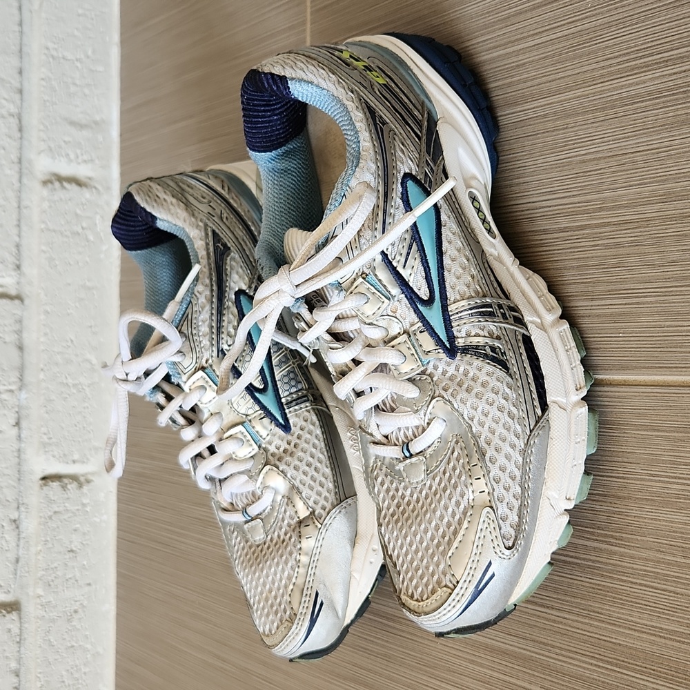 Brooks Adrenaline GTS 11th edition sneakers